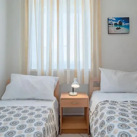 Charming House In With Private Garden Hébergement de vacances *