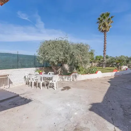 Hébergement de vacances Charming House In With Private Garden Fontane Bianche